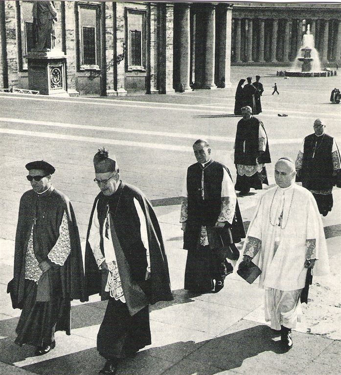 D. Bittor Garaigordobil, con txapela, entrando a una de las sesiones del Concilio