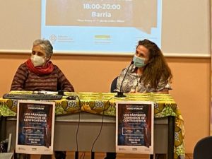 Berta Mendiguren con Teo Corral (a su izquierda) durante el vídeo-forum en Bilbao