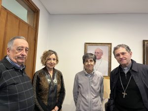 Visita al obispo de Bilbao. De izquierda a derecha: José Ignacio Iturmendi, Begoña Díez, Nekane García y el obispo Joseba