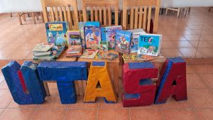 Pequeña biblioteca para trabajar con infancia del centro Utasa